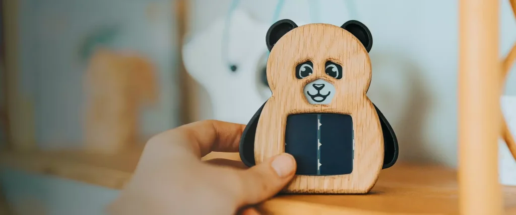 French Panda, capteur de qualité de l'air intérieur en forme de panda posé sur une étagère
