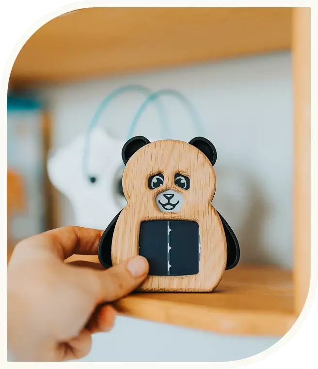 Capteur de qualité d'air intérieur French Panda posé sur une étagère de chambre d'enfant