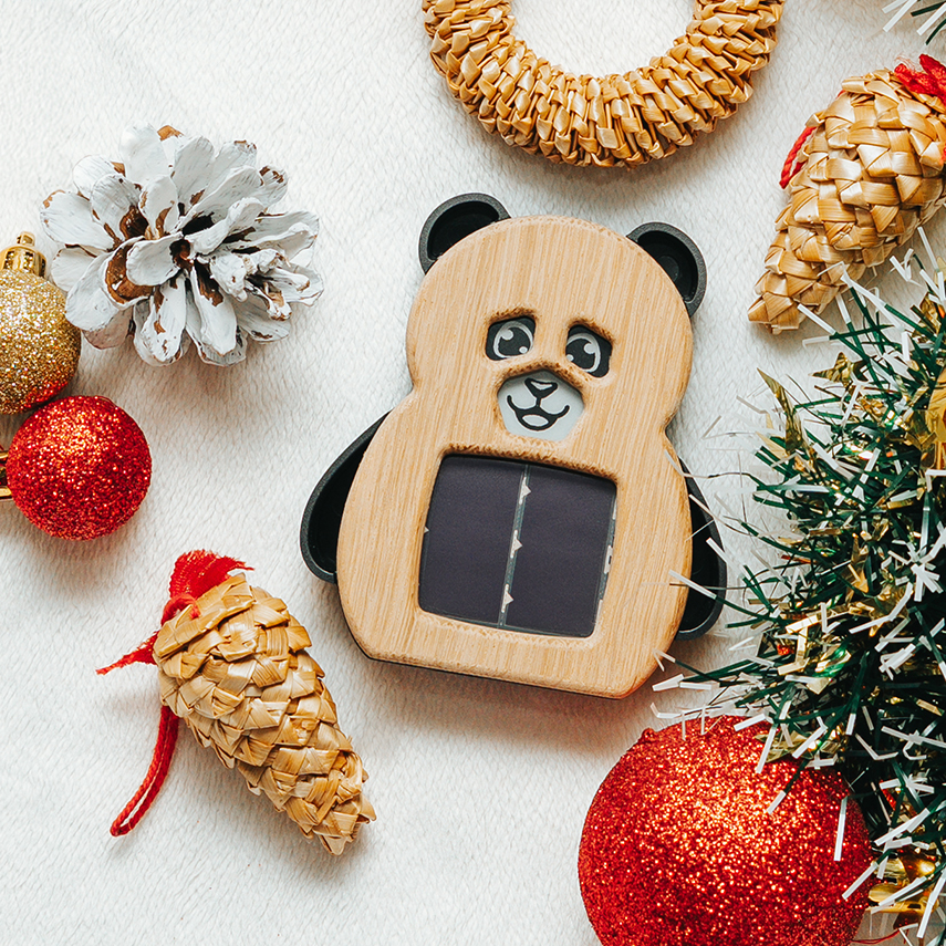 Le capteur de qualité d'air French Panda au milieu des décorations de Noël